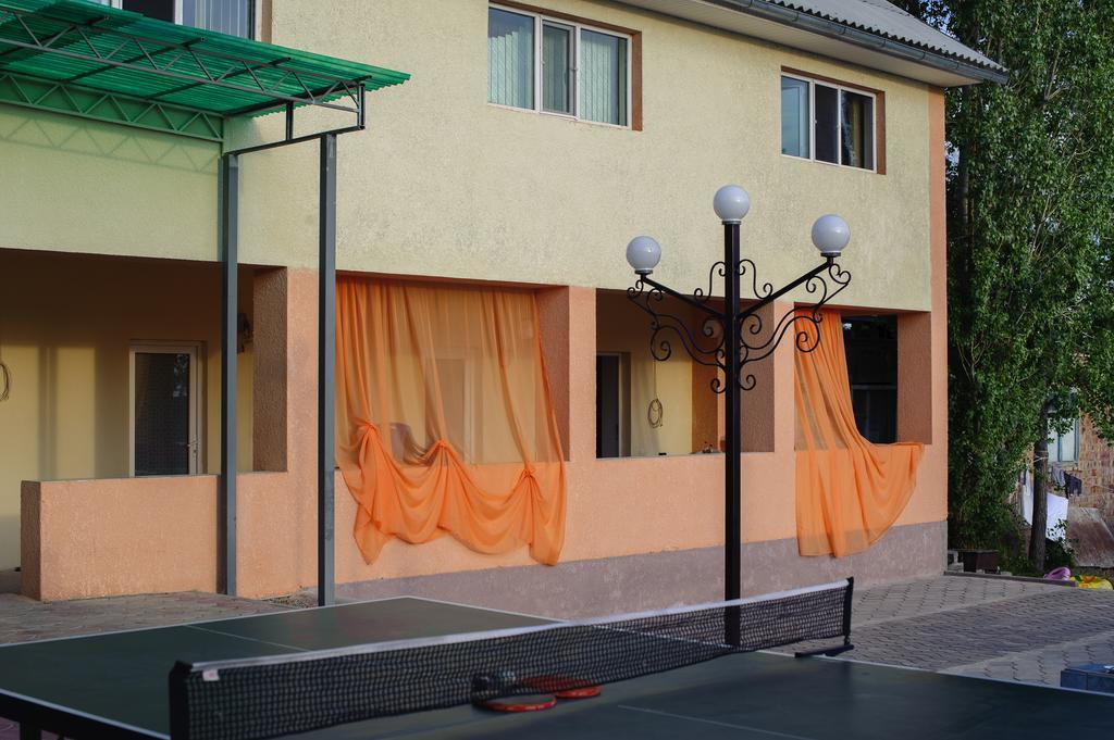 Yukon Hotel Bosteri Exterior photo